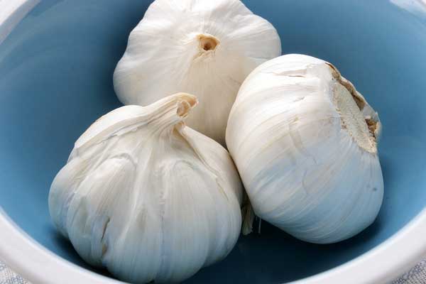 12 Amazing Health Benefits of Garlic Water and How to Make It